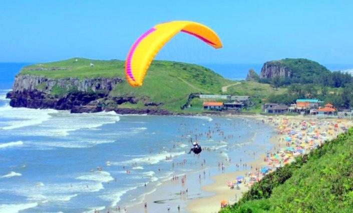 Вилла Casa De 2 Quartos Com 2 Ares-Condicionados Em Torres-Rs - Na Mais Bela Praia Gaucha - Cozinha - Banheiro - Tv Smart 32 E Wi-Fi - Estacionamento - Anfitria Superhost No Bnb Экстерьер фото